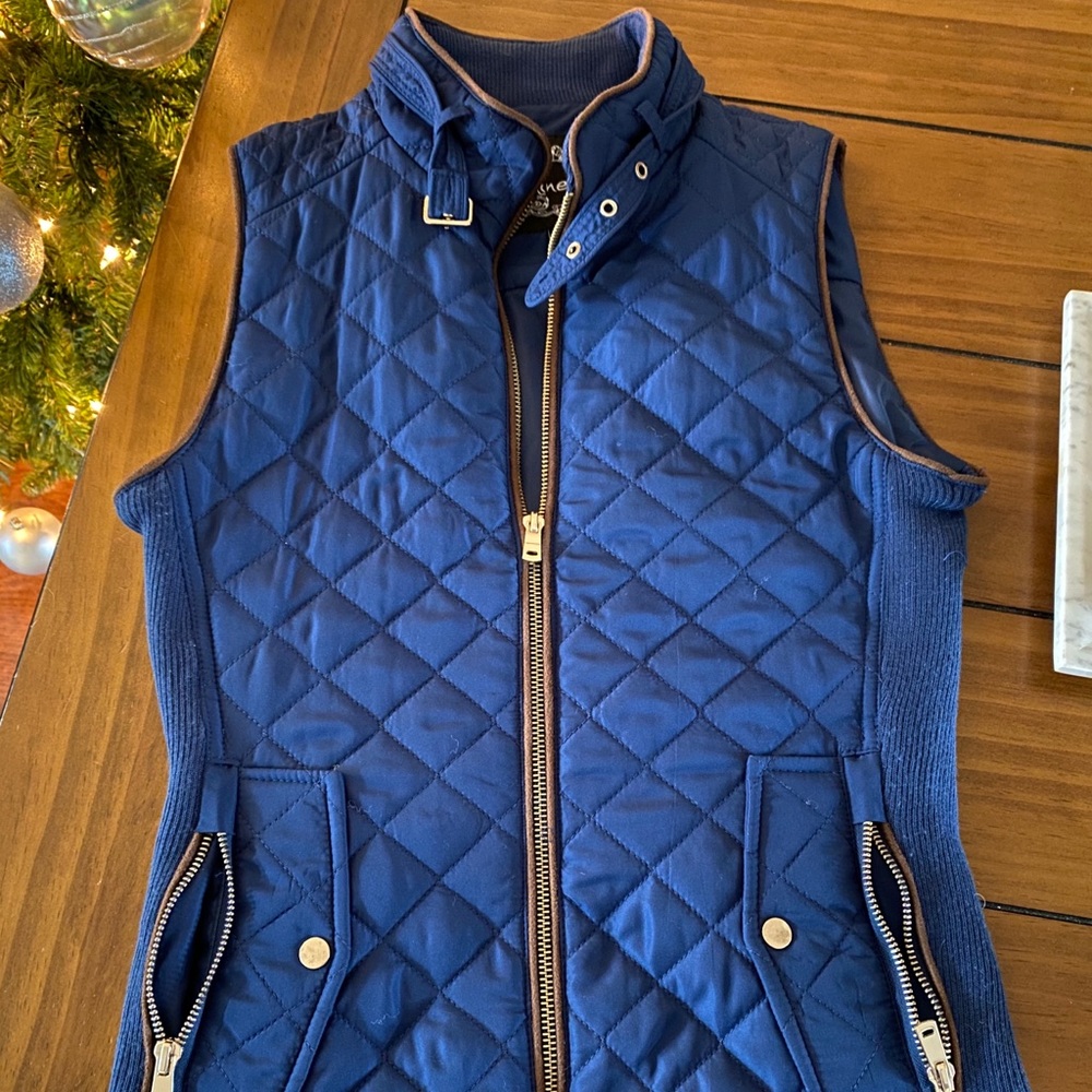 Blue fitted puffer vest